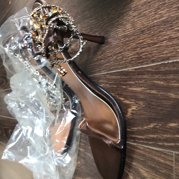 Wild Diva. Super cute strapped heels - Picture 2 of 2